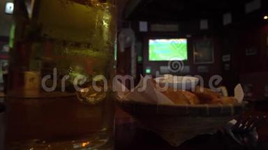 带<strong>足球比赛</strong>电视<strong>背景</strong>的体育酒吧提供啤酒和小吃